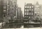 Fotografi från Albin Ahrenbergs resa till Grönland 1929. Motiv av hus vid kanal i vad som ser ut att vara Amsterdam.