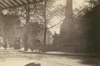 Fotografi från Albin Ahrenbergs resa till Grönland 1929. Motiv av stort monument i stad.