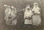 Fotografi från Albin Ahrenbergs resa till Grönland 1929. Motiv av kvinnor med slöja över hår och ansikte.