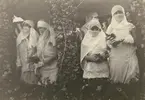 Fotografi från Albin Ahrenbergs resa till Grönland 1929. Motiv av kvinnor klädda i slöjor som täcker hår och ansikte.