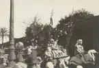 Fotografi från Albin Ahrenbergs resa till Grönland 1929. Motiv av människor som tittar på någon sorts procession.