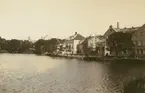 Fotografi från Albin Ahrenbergs resa till Grönland 1929. Motiv av hus vid vatten.