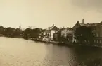 Fotografi från Albin Ahrenbergs resa till Grönland 1929. Motiv av hus vid vatten.