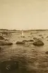 Fotografi från Albin Ahrenbergs resa till Grönland 1929. Motiv av man på strand.