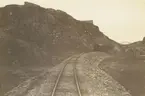 Fotografi från Albin Ahrenbergs resa till Grönland 1929. Motiv av järnvägsspår i bergslandskap.