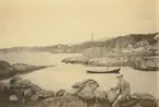 Fotografi från Albin Ahrenbergs resa till Grönland 1929. Motiv av Albin Ahrenberg vid vatten i Haugesund.