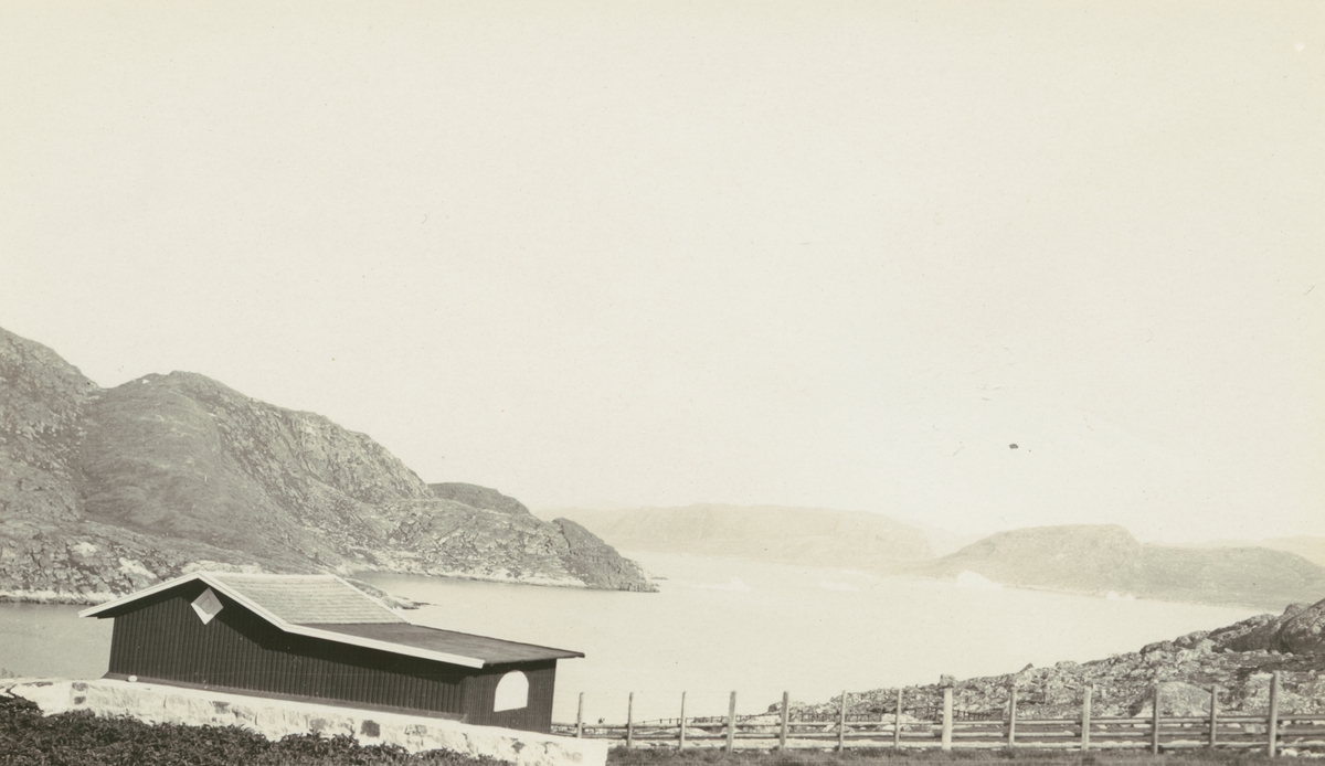 Fotografi från Albin Ahrenbergs resa till Grönland 1929. Vy över hus, hav och berg i Julianeháb, nuvarande Qaqortoq.