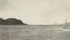 Fotografi från Albin Ahrenbergs resa till Grönland 1929. Vy över hav och berg i Uummannaq på Grönlands västkust.