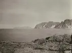 Fotografi från Ahlmannexpeditionen 1931.Vy över hav, berg och himmel.