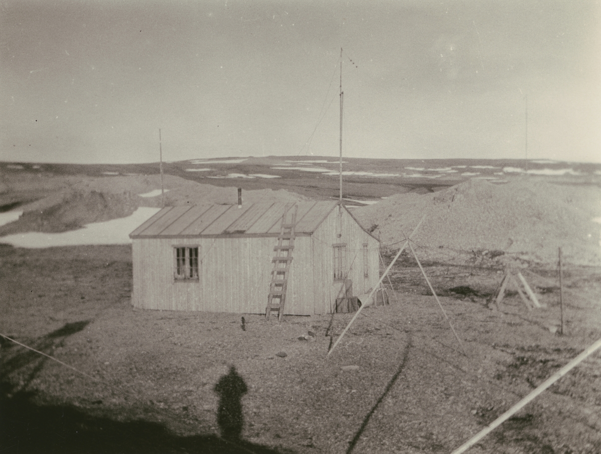 Fotografi från Ahlmannexpeditionen 1931. Motiv av expeditionens basstation "Sveanor".