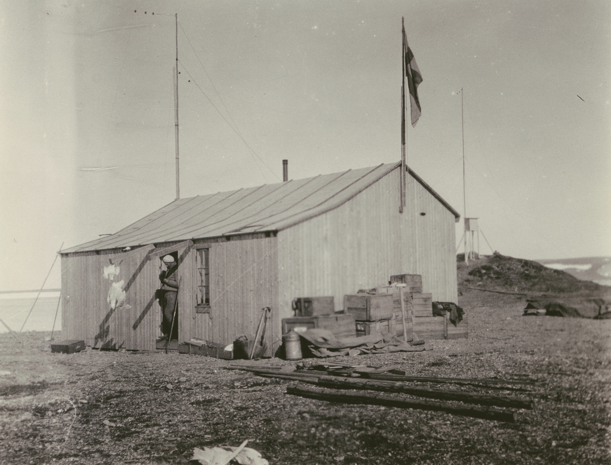 Fotografi från Ahlmannexpeditionen 1931. Motiv av basstationen "Sveanor".