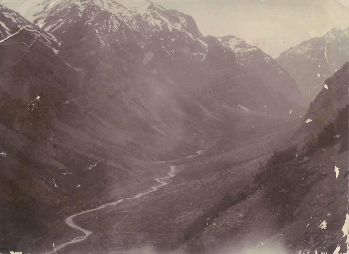Diverse bilder ur Fred Goldbergs samling. Vy över snötäckta berg och flod.