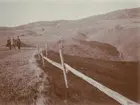 Diverse bilder från Fred Goldbergs samling. Vy över staket i bergslandskap.