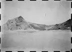 Fotografi från undsättningsexpeditionen med fartyget Uruguay 1903. Vy över snötäckt bergslandskap.