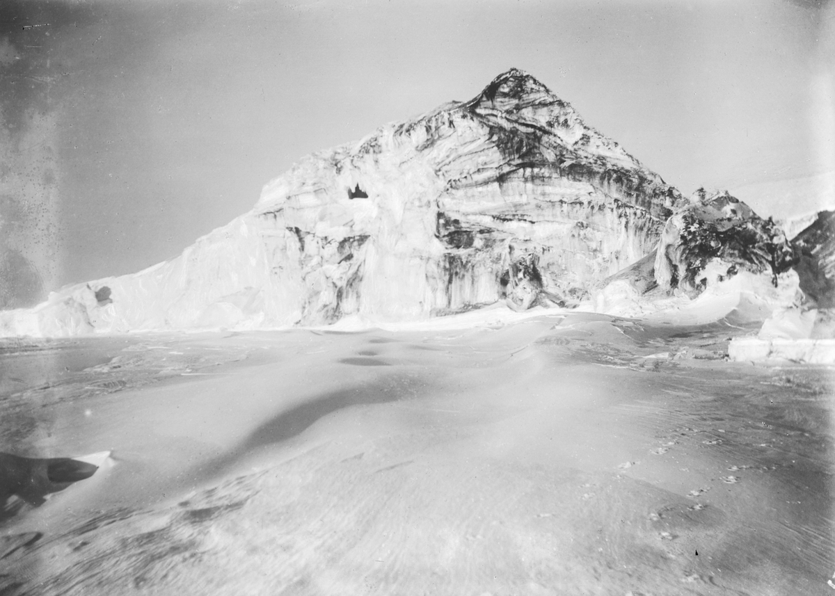 Fotografi från undsättningsexpeditionen med fartyget Uruguay 1903. Motiv av snötäckt berg.