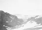 Fotografi från undsättningsexpeditionen med fartyget Uruguay 1903.  Vy över snötäckt bergslandskap.