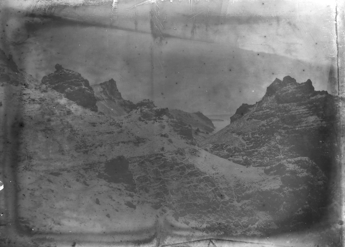 Fotografi från undsättningsexpeditionen med fartyget Uruguay 1903. Vy över snötäckt bergslandskap.