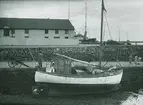 Fotografi från expedition till Spetsbergen 1920. Motiv av båt på strand.