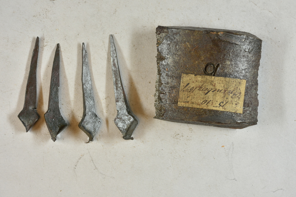 Prov på stångjärn och hästskosöm. Märkning på stångjärnsprovet med påklistrad lapp med notering: "15. 10, Björneborg 1847." Märkning på stänggjärnsprovet: "10". Tillhörande lapp med notering: "Stångjärn och hästskosöm. Tillverkade i Björneborg. Provet taget år 1847."