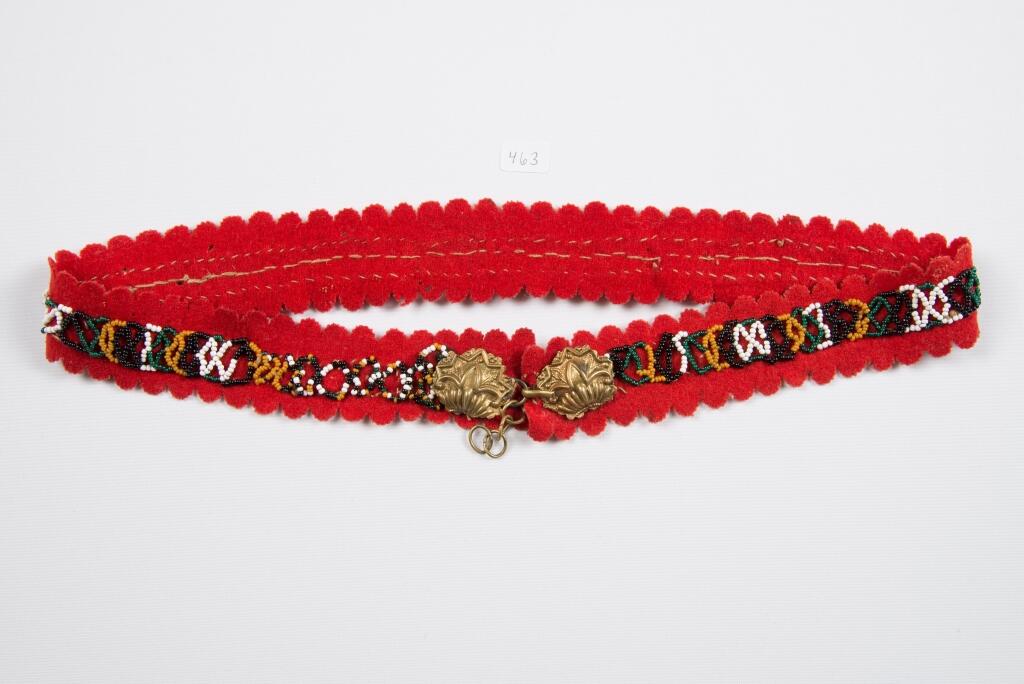 Perlesteinbelte med tredd perlenett på rød bunn