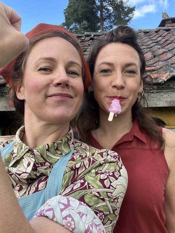 To kvinner i kostyme som spiser is.