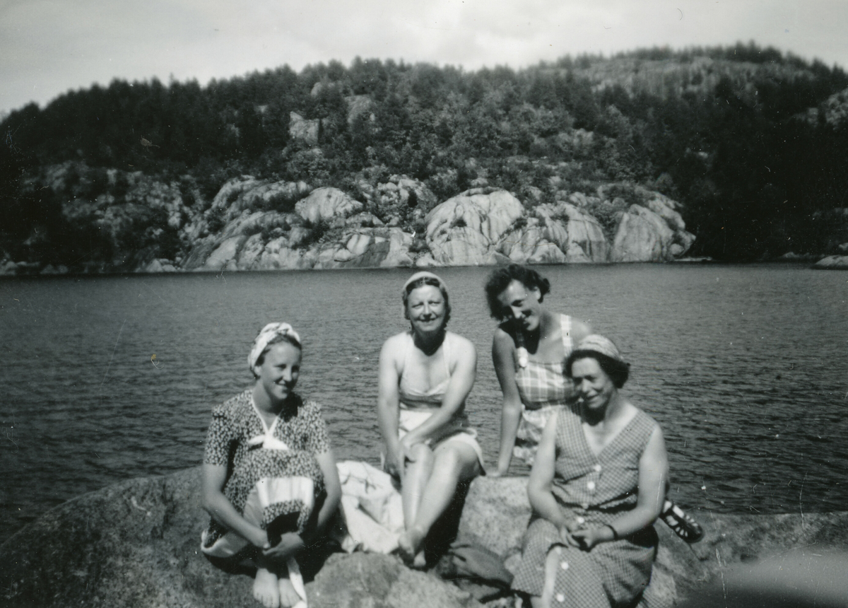 Badeliv i Bamble i 1947.  Dei var på hytte tilhøyrande Hvalvik.