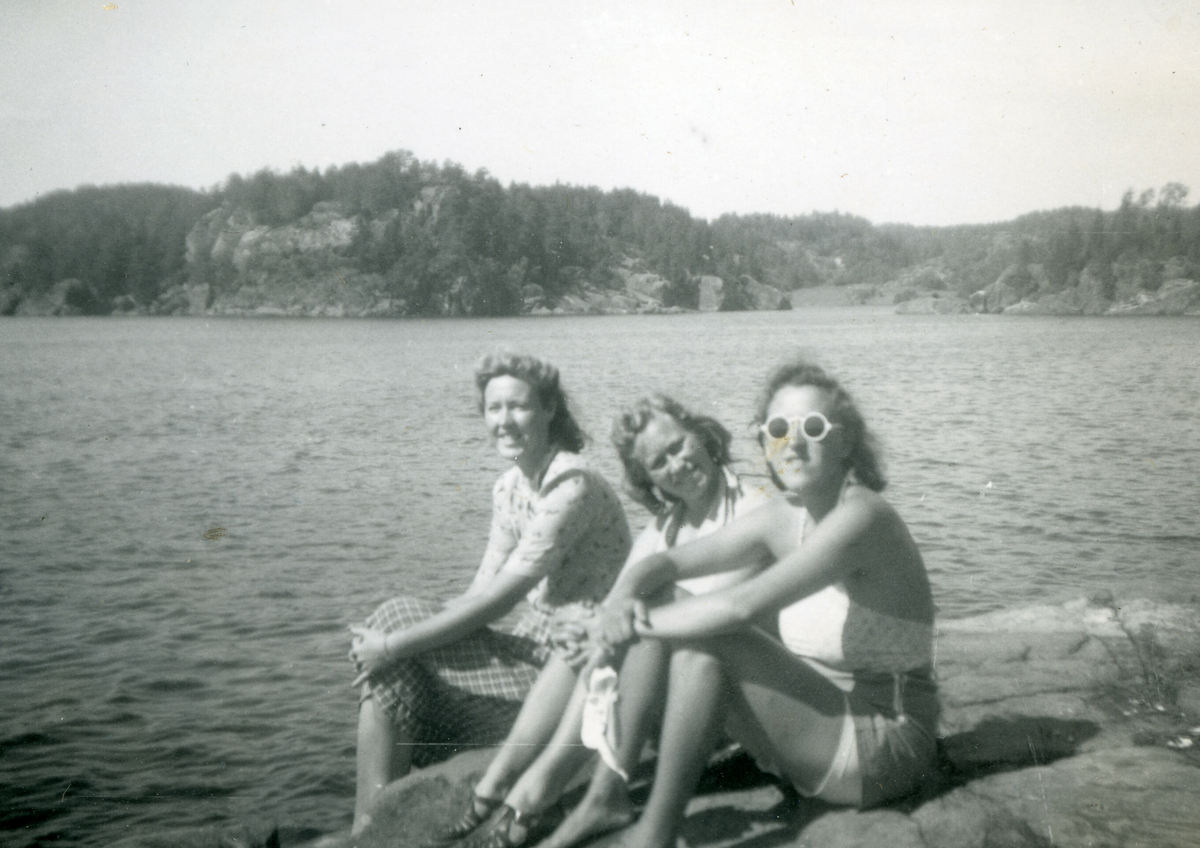 Badeliv i Bamble i 1947.  Dei var på hytte tilhøyrande Hvalvik.