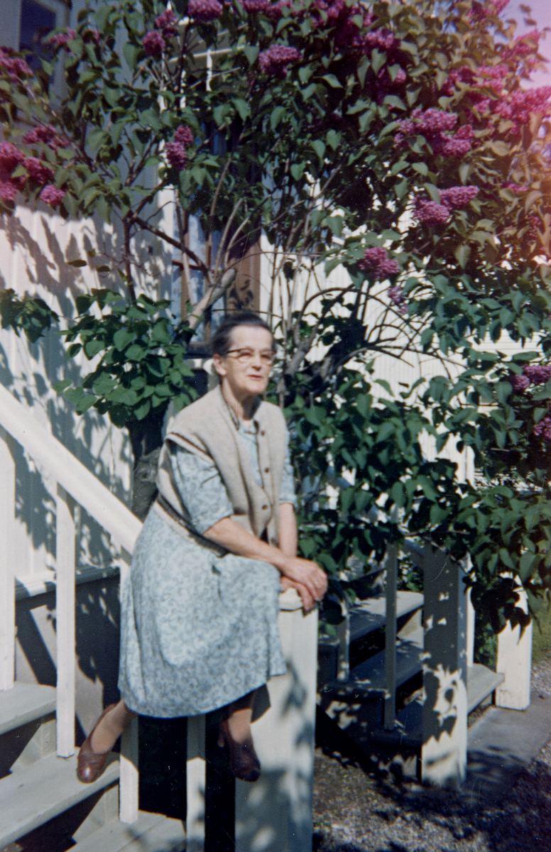 Ulike foto av Astrid Margrethe Terjesen på sine eldre dagar.  Åleine og samen med andre.