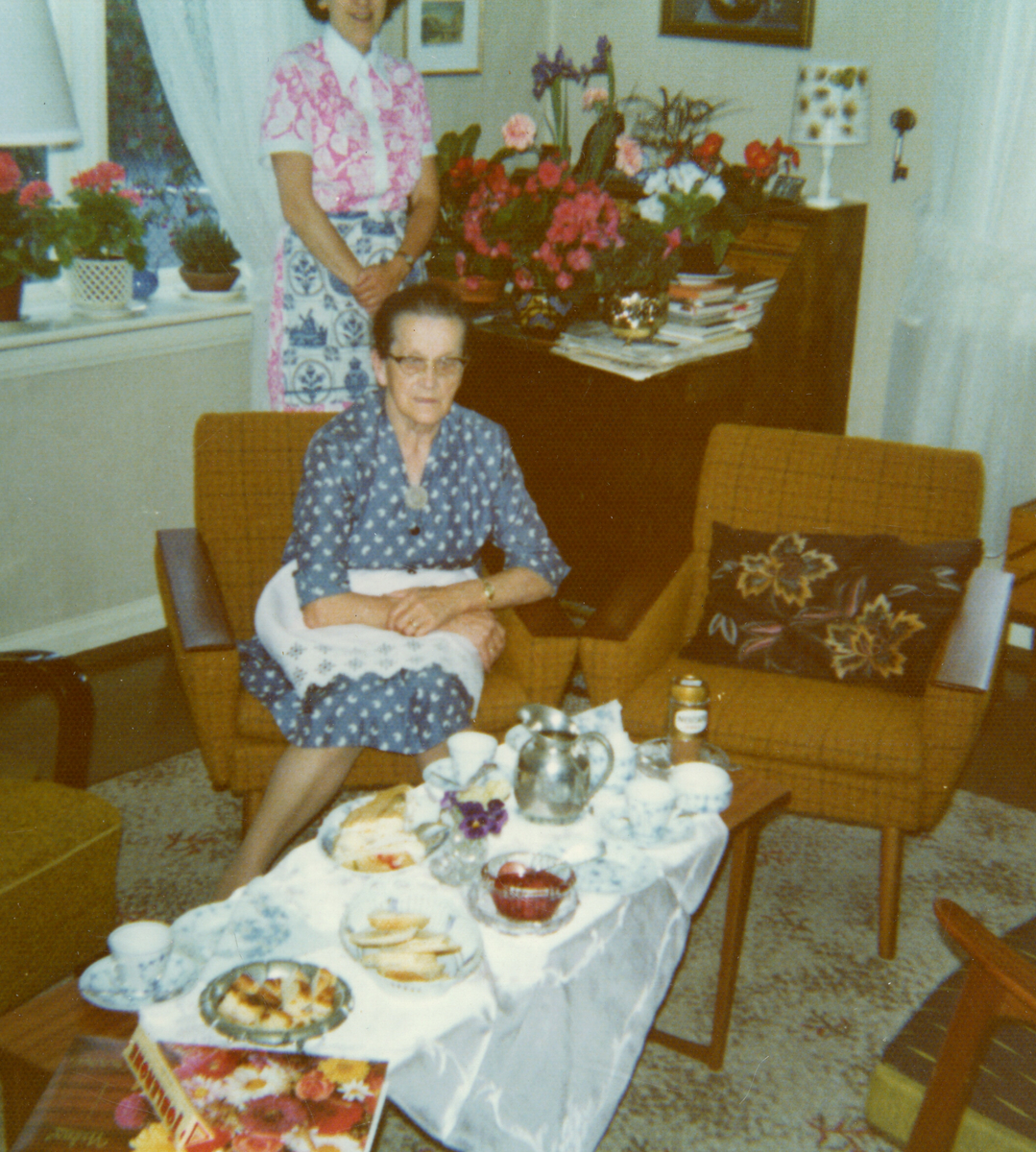 Ulike foto av Astrid Margrethe Terjesen på sine eldre dagar.  Åleine og samen med andre.