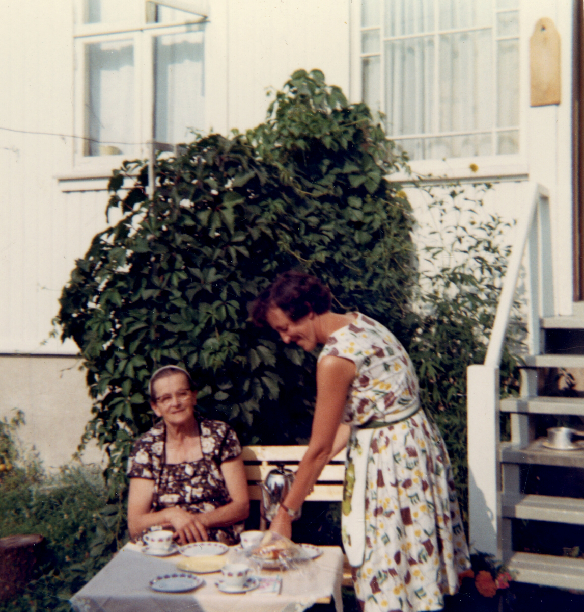 Ulike foto av Astrid Margrethe Terjesen på sine eldre dagar.  Åleine og samen med andre.