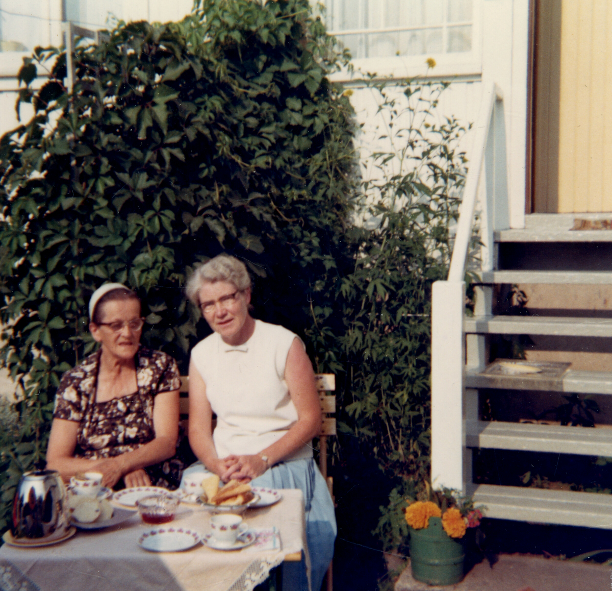 Ulike foto av Astrid Margrethe Terjesen på sine eldre dagar.  Åleine og samen med andre.