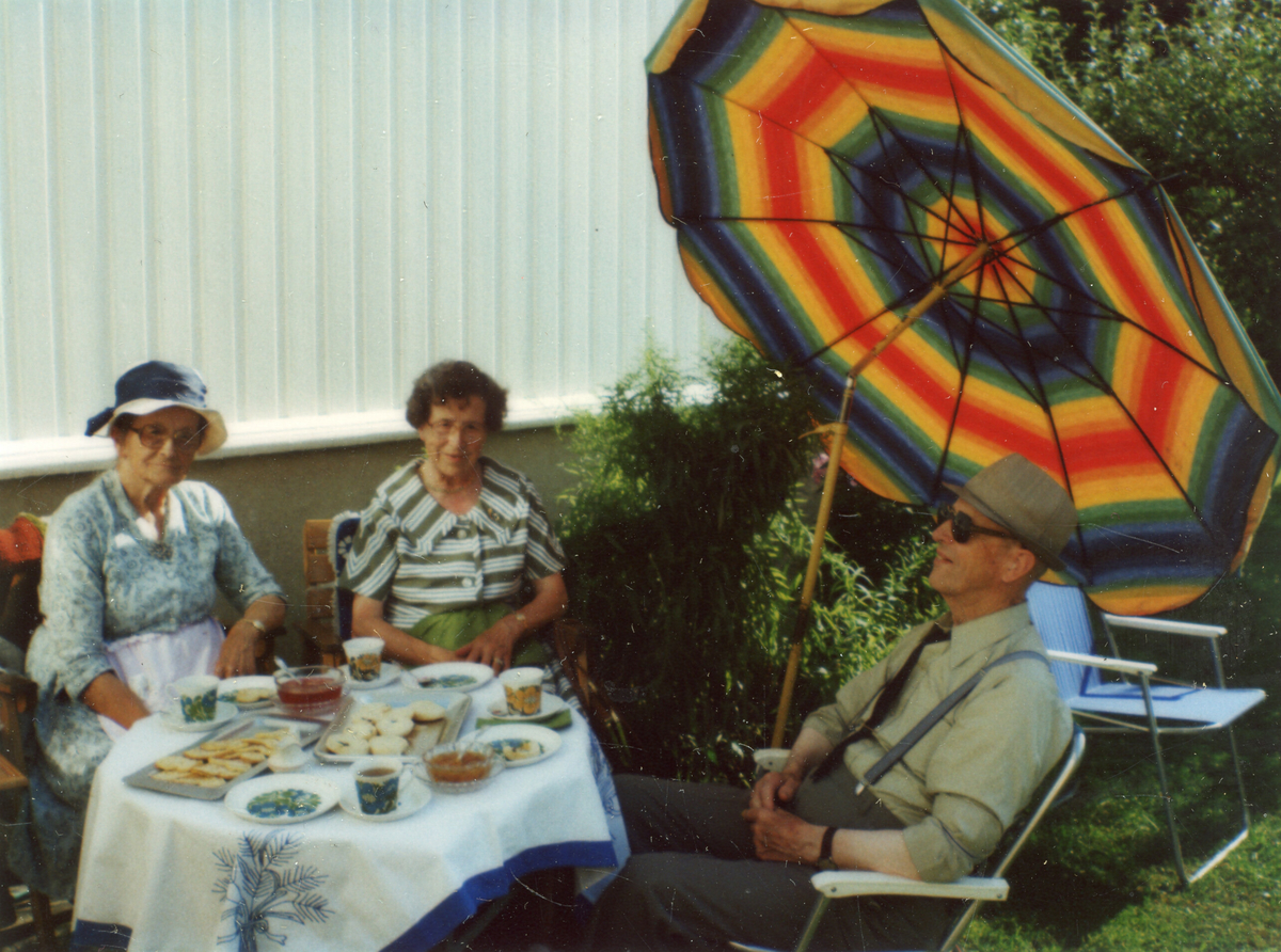 Ulike foto av Astrid Margrethe Terjesen på sine eldre dagar.  Åleine og samen med andre.