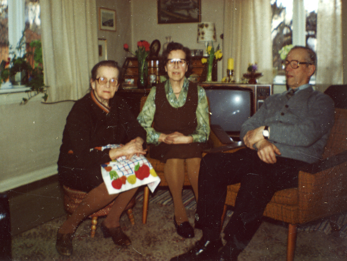 Ulike foto av Astrid Margrethe Terjesen på sine eldre dagar.  Åleine og samen med andre.