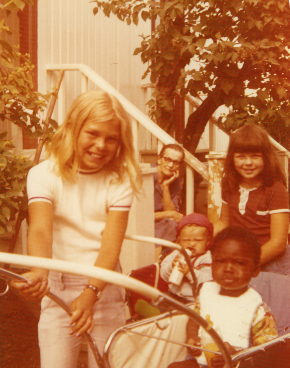 Ulike foto av Astrid Margrethe Terjesen på sine eldre dagar.  Åleine og samen med andre.