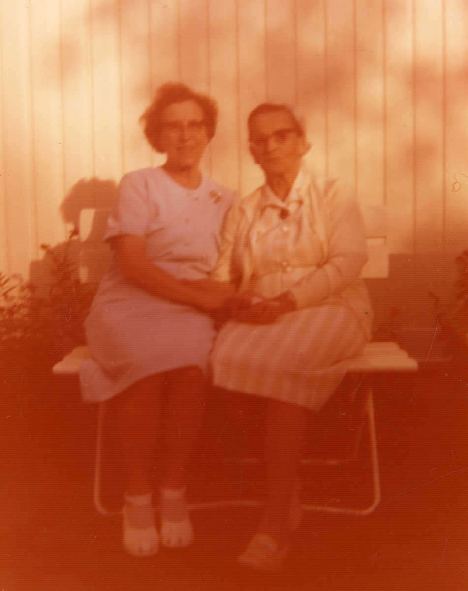 Ulike foto av Astrid Margrethe Terjesen på sine eldre dagar.  Åleine og samen med andre.