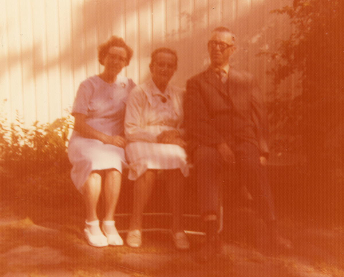 Ulike foto av Astrid Margrethe Terjesen på sine eldre dagar.  Åleine og samen med andre.