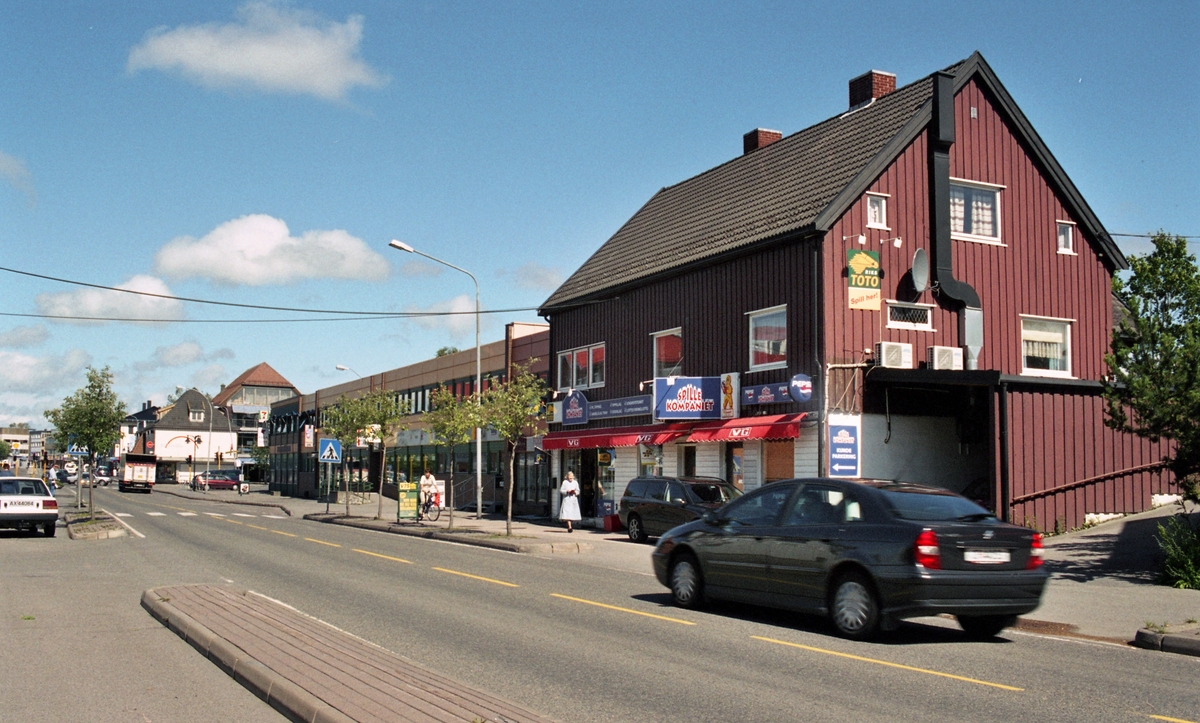 Strømsveien 46. Fra 1933 holdt Stenbek Glass til i bygget. Pølsemaker Langehaug hadde butikk i bygningen. 2002: Spillekompaniet. 