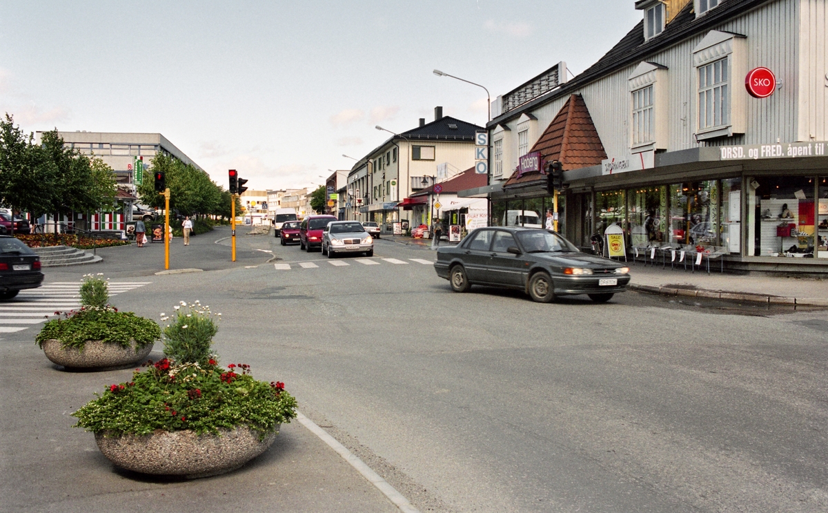 Oversiktsbilde krysset Strømsveien - Stasjonsveien. Til venstre forretningsbygg Hoberggården Strømsveien 52.