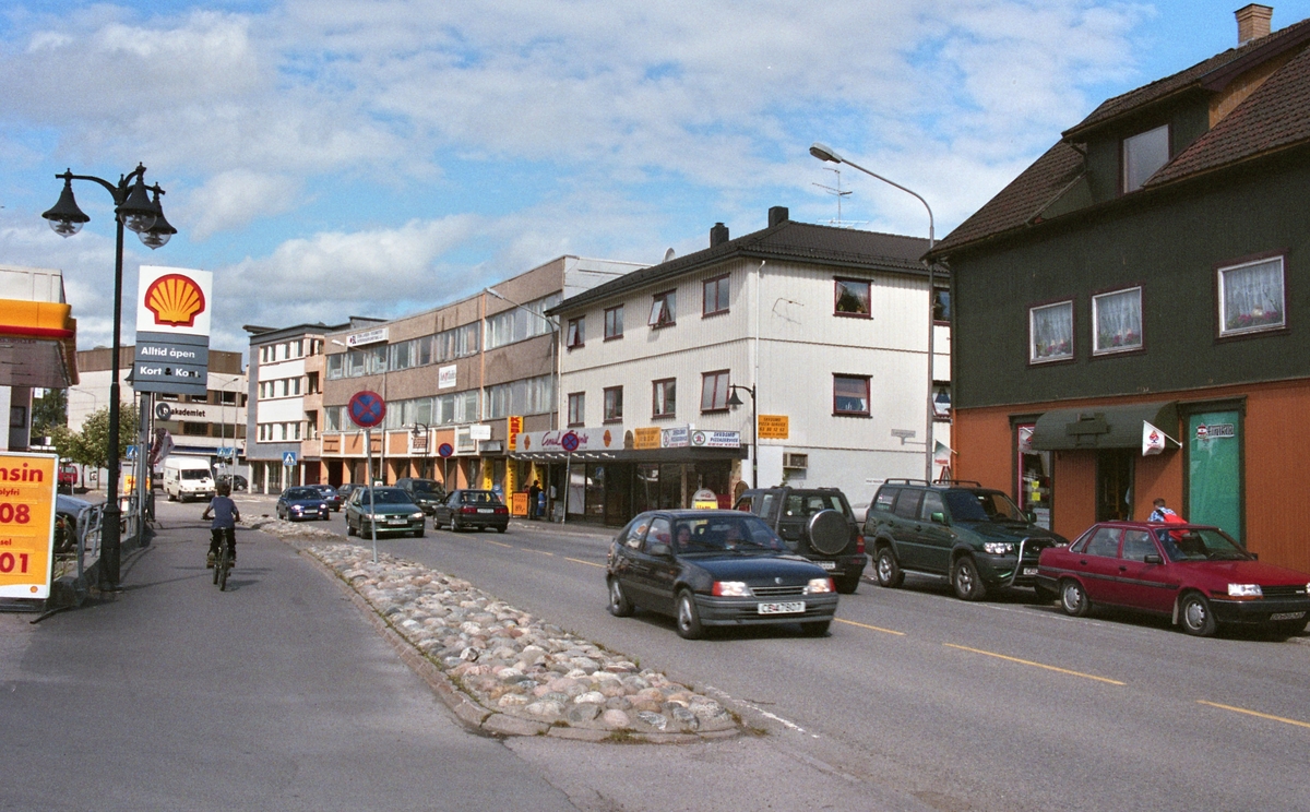 Oversiktsbilde Strømsveien. Til høyre Mathiesengården Strømsveien 64 og Nilsengården Strømsveien 66A. Til venstre Shellstasjonen Strømsveien 55.