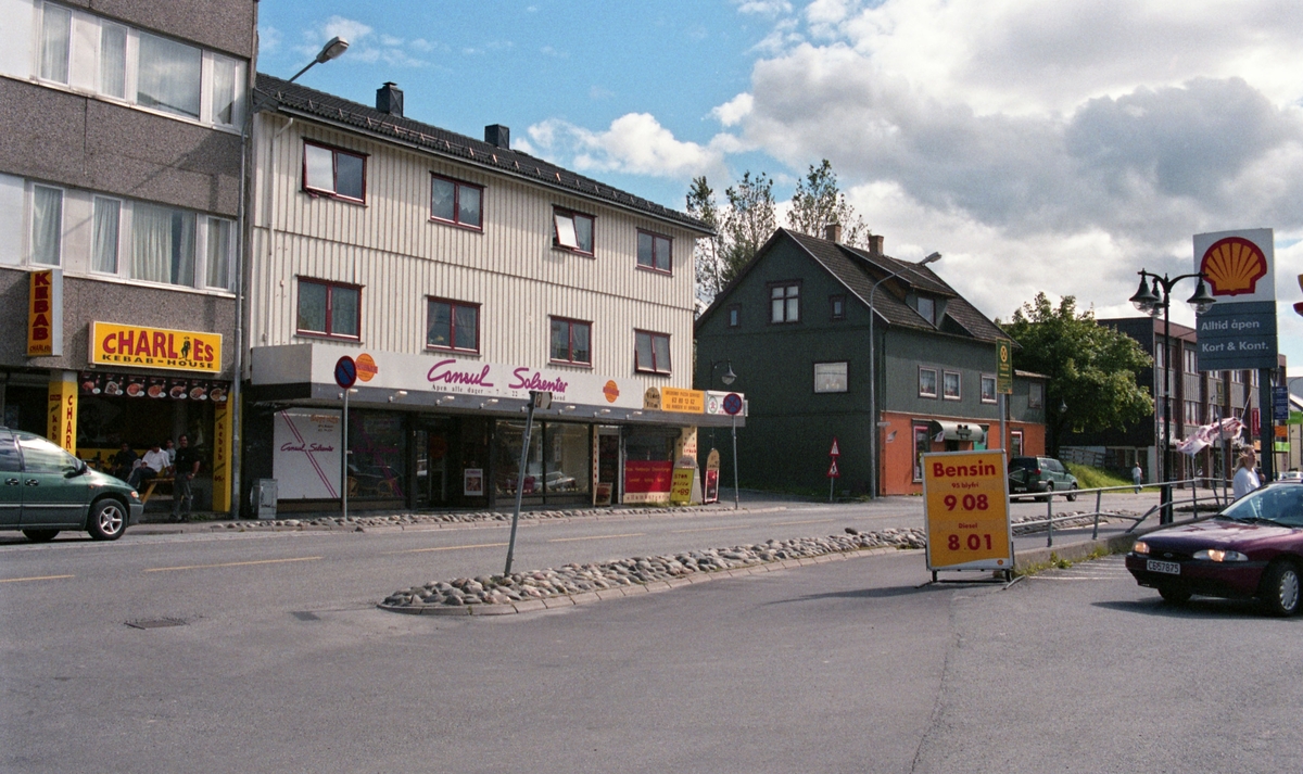 I midten Strømsveien 66A. Forretningsbygg Nilsengården. I 1950-årene: Skomaker Nilsen, Chr. Thomsen Frukt og Tobakk, Hoel og Halvorsen Sport og Sko. I 2002: Consul Solsenter og Skedsmo Pizza Service,