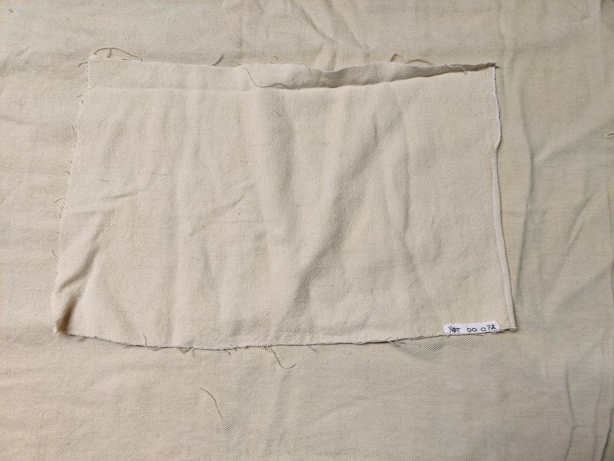 To tøystykker, et lite og et stort (mål). Ser hverken ut som åkle eller undertøy, men laken virker sannsynlig. 

Form: Rektangulær