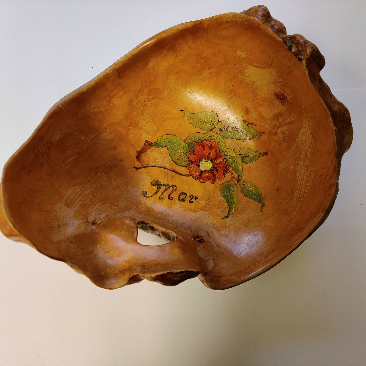 Bolle med skåret og malt dekor i bunnen, svidd innskrift på undersiden. Den er laget av en stor rirkule fra bjørk. 

Den er et godt eksempel på folkelig brukskunst.