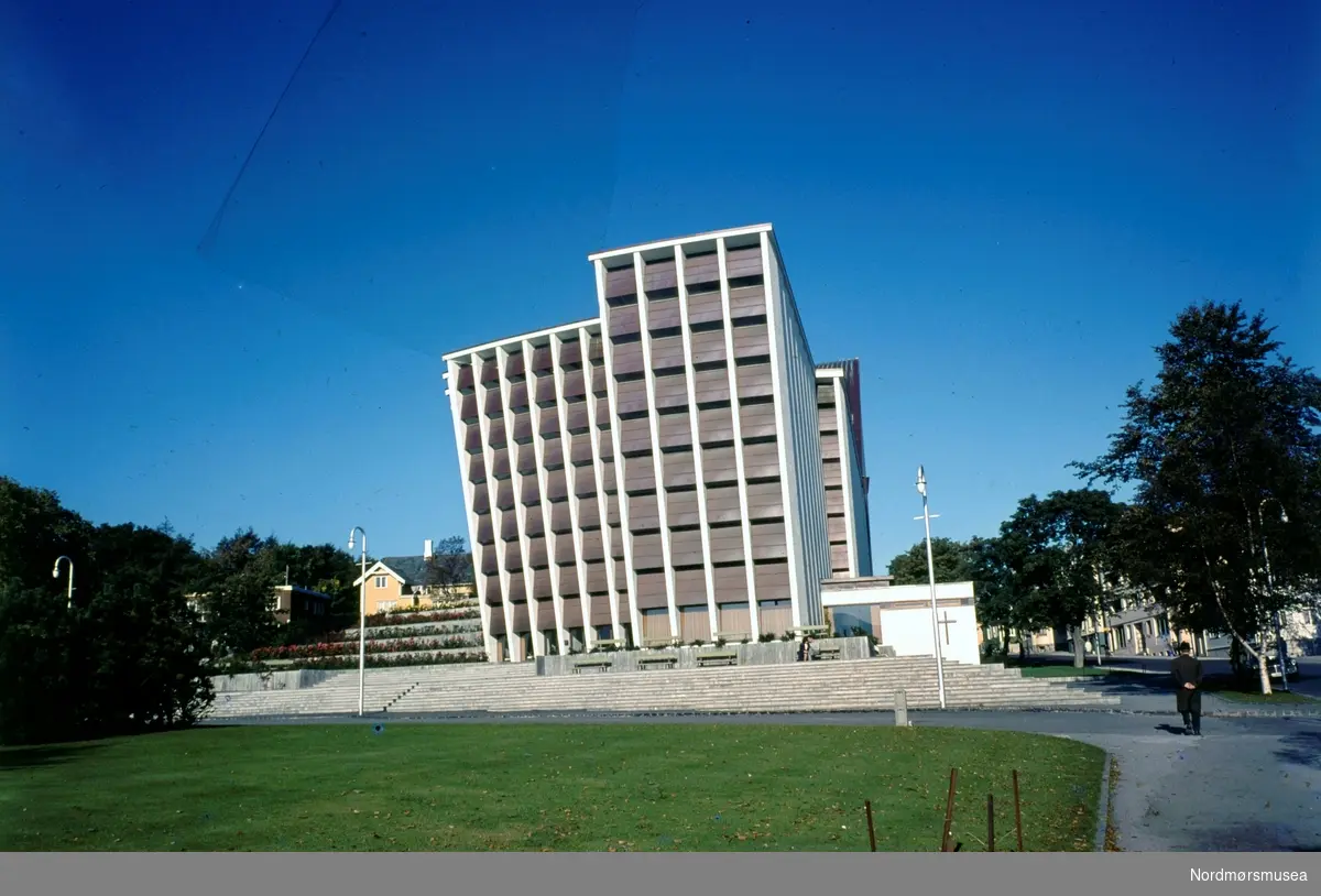 Kirkelandet kirke, på Kirklandet i Kristiansund. Datering omkring 1964. Det er Nils Williams som er fotograf. Fra Nordmøre museums fotosamlinger.