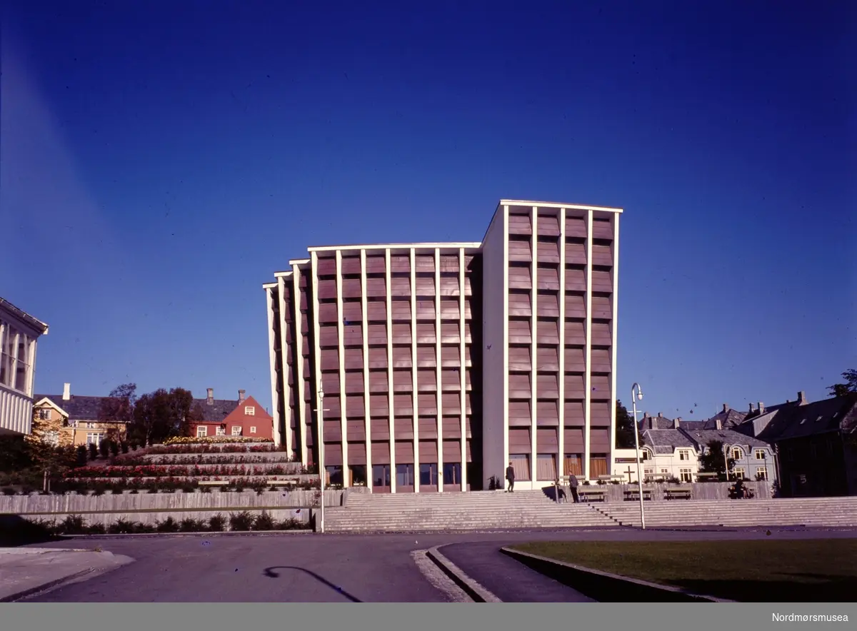 Kirkelandet kirke, på Kirklandet i Kristiansund. Datering omkring 1964. Det er Nils Williams som er fotograf. Fra Nordmøre museums fotosamlinger.