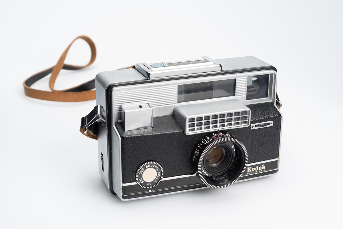 Instamatic 800 er et rangefinder-kamera produsert av Kodak på 1960-tallet.