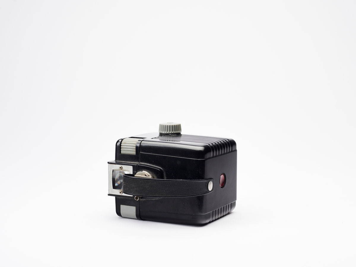 Brownie Hawkeye Flash Model, med Kodalite Flasholder, ble produsert av Kodak på midten av 1900-tallet.