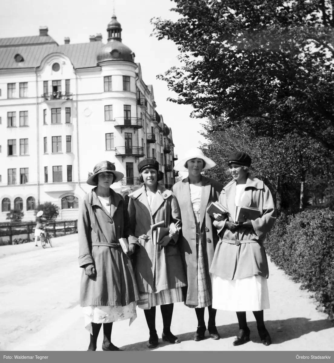 På promenad vid Oskarsparken

2:a från vänster Inga Tegner född 1908 med kamraterna Ingrid, Vivica, Margit