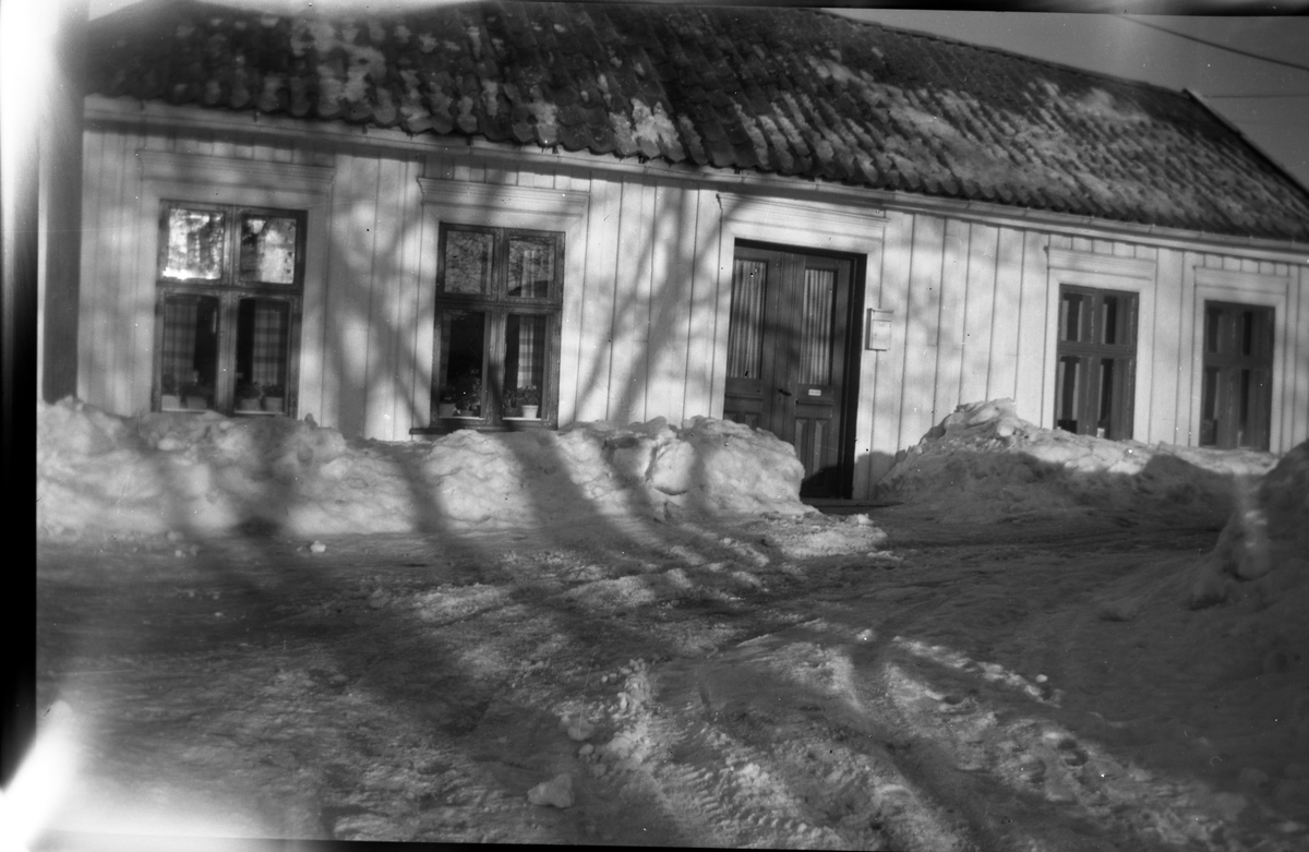 Motiv fra Wrigts hus på Vestsiden, Porsgrunn.

Fotosamling etter fotograf og kringkastingsmann Rikard W. Larsson (31.12.1924 - 08.06.2015).