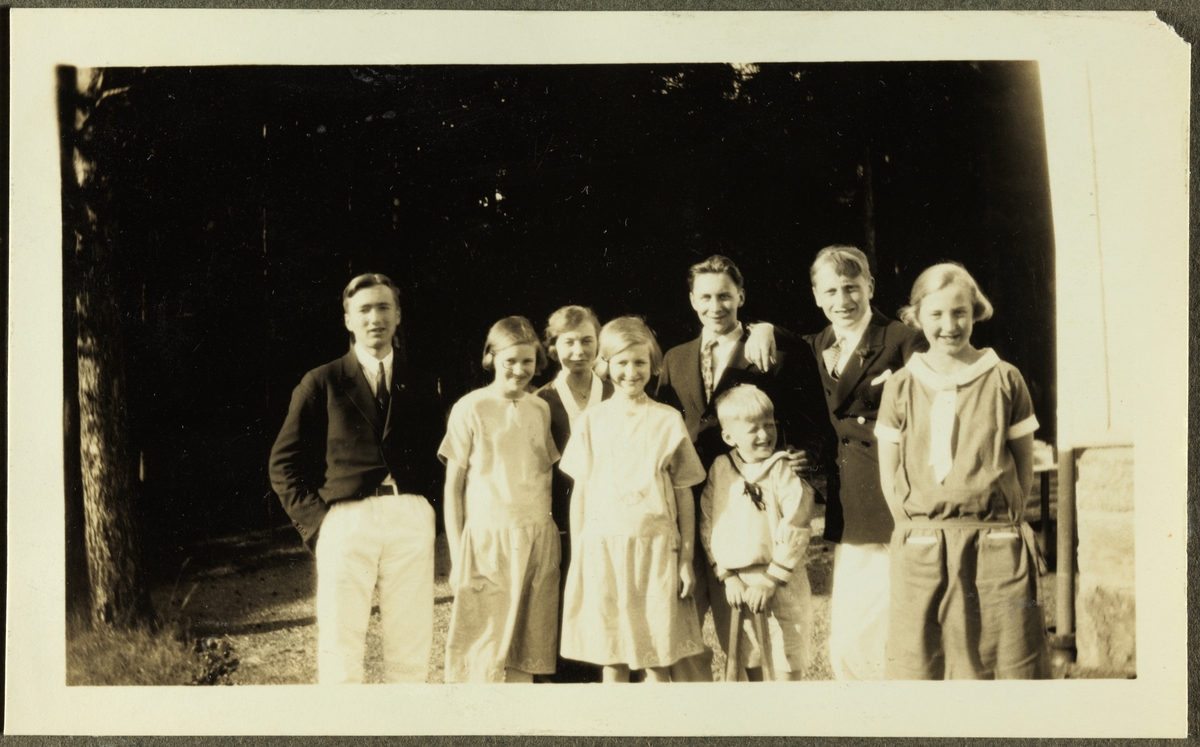 En gruppe ungdommer og barn på Ovnsbråten, antagelig i Asker. Fotografert juli 1925.