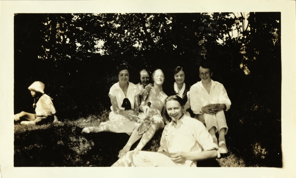 En gruppe ungdommer sitter i skogkanten i Ovnsbråten, antagelig i Asker. Fotografert juli 1925.